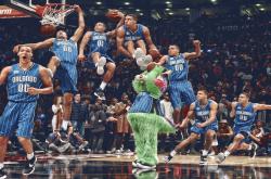 开云体育官方网站-当克罗地亚狂潮席卷酋长球场，孙兴慜的火焰在另一极燃烧—足球世界唯一性的平行叙事