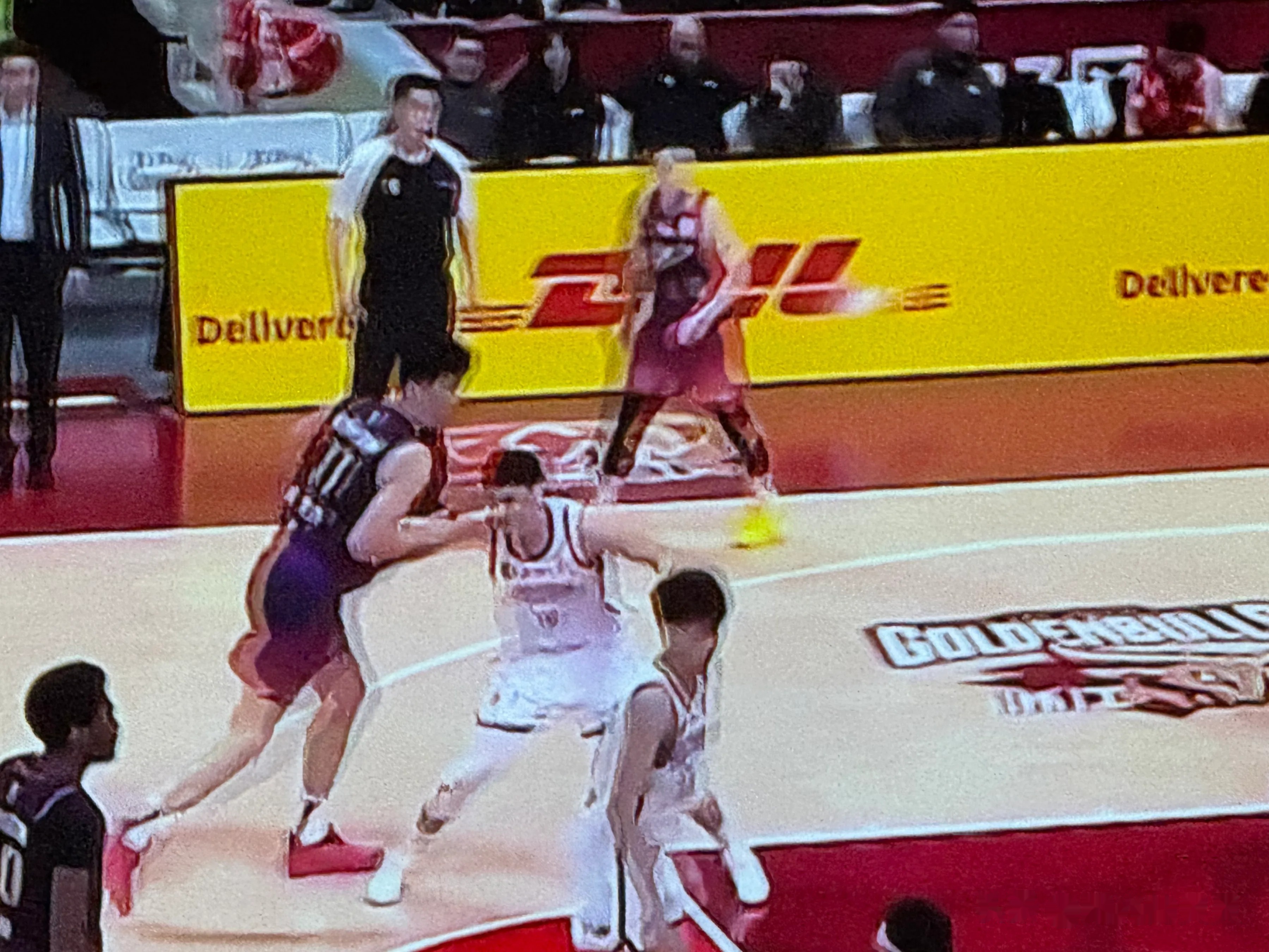 广西男篮主场力克，全队外援内线联手取得胜利