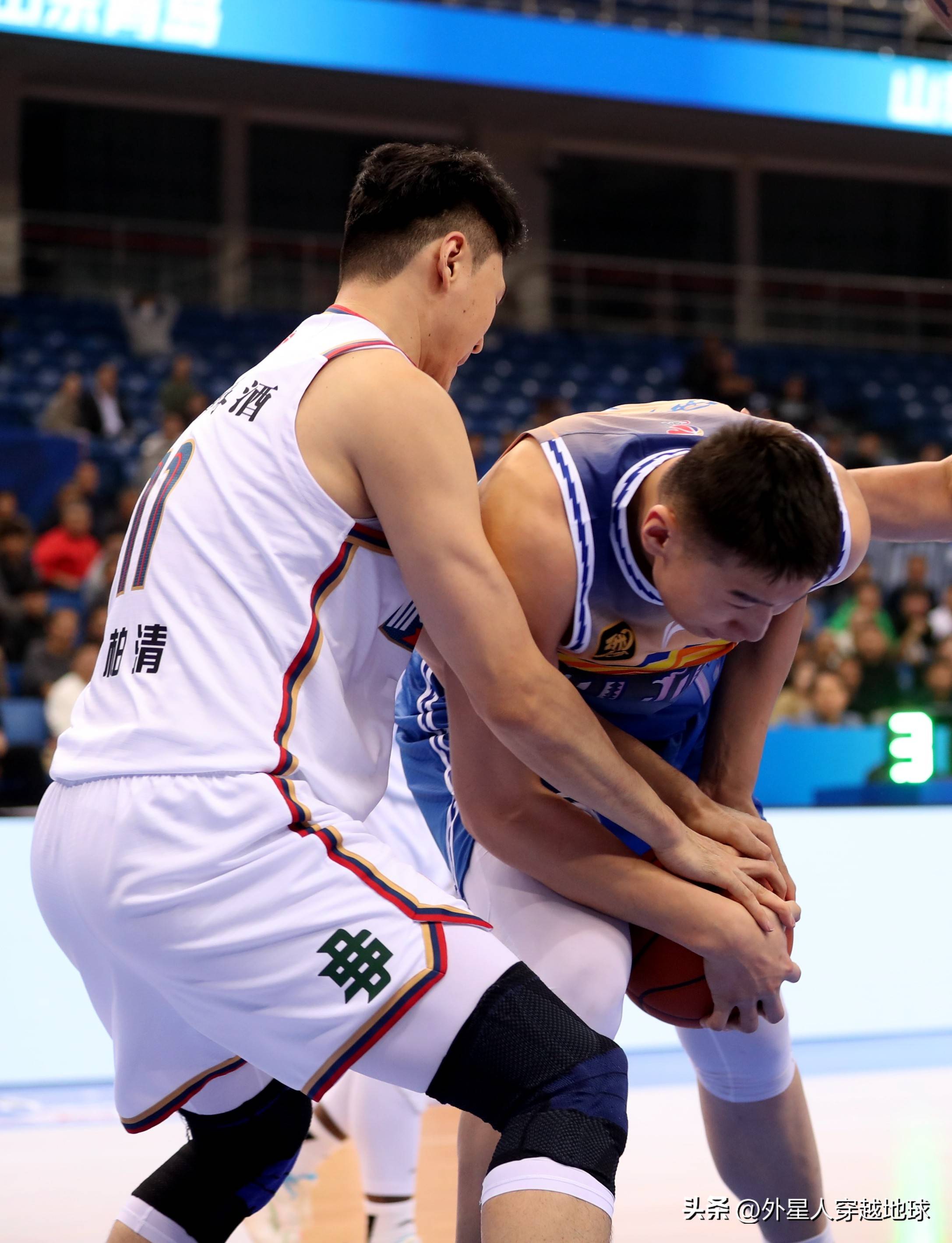 南京队在比赛中力挽狂澜,取得关键三分 南京队在比赛中力挽狂澜,取得关键三分