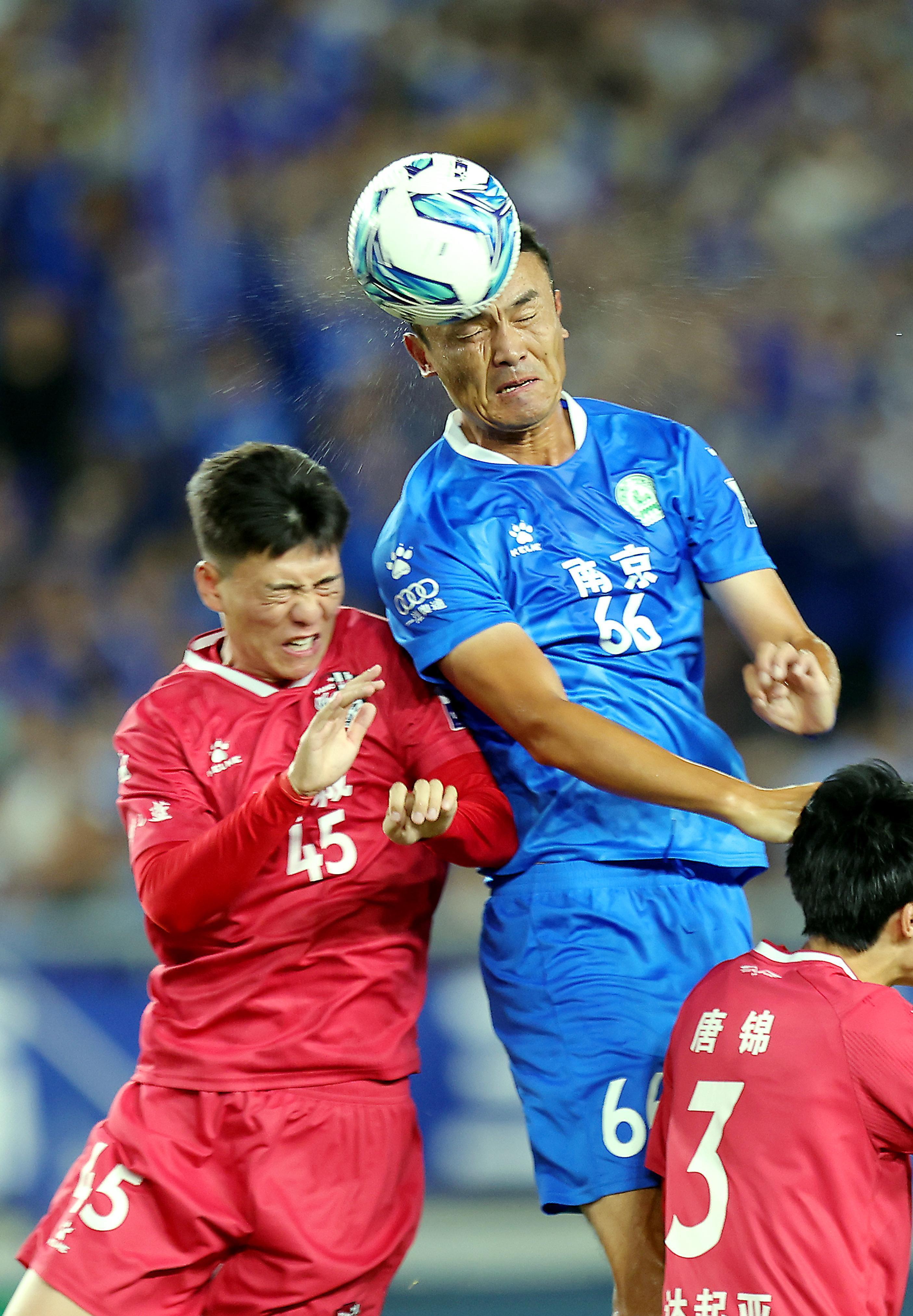 南京队在比赛中力挽狂澜,取得关键三分 南京队在比赛中力挽狂澜,取得关键三分