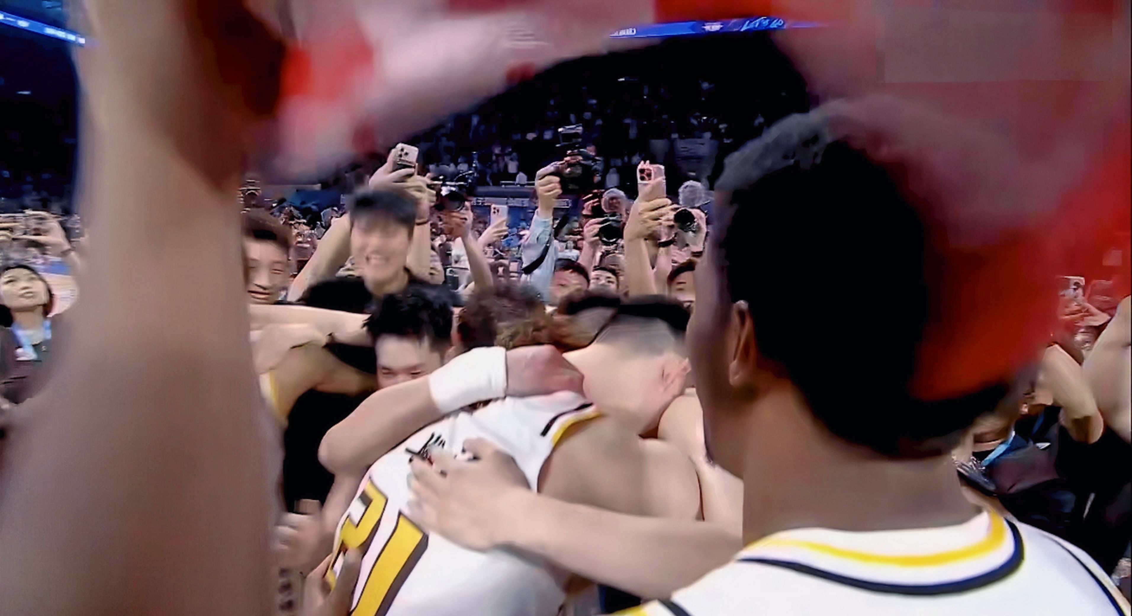 球队团结一心，斩获关键三分守住榜首