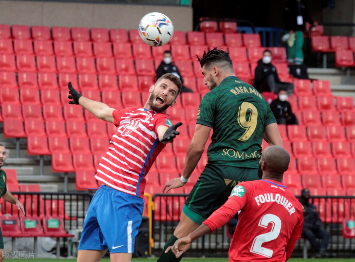 格拉纳达击败埃尔切,继续保持西甲领先地位 格拉纳达击败埃尔切,继续保持西甲领先地位