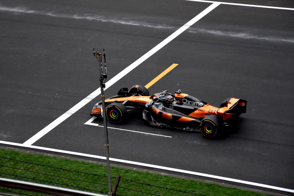 迈凯伦险胜阿斯顿马丁,拉塞尔点燃赛场的简单介绍 迈凯伦险胜阿斯顿马丁,拉塞尔点燃赛场的简单介绍