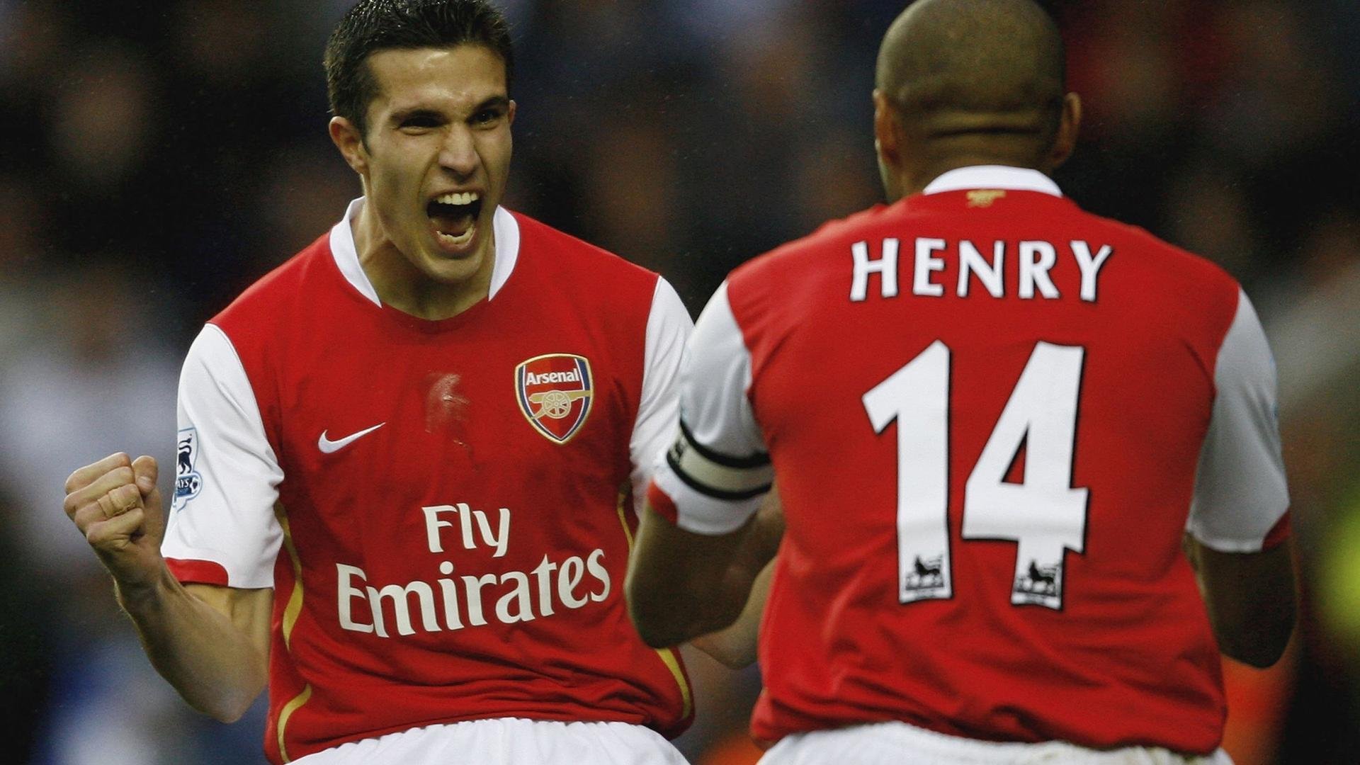 欧冠决赛夜的神秘嘉宾，当恩比德坐在了足球的禁区