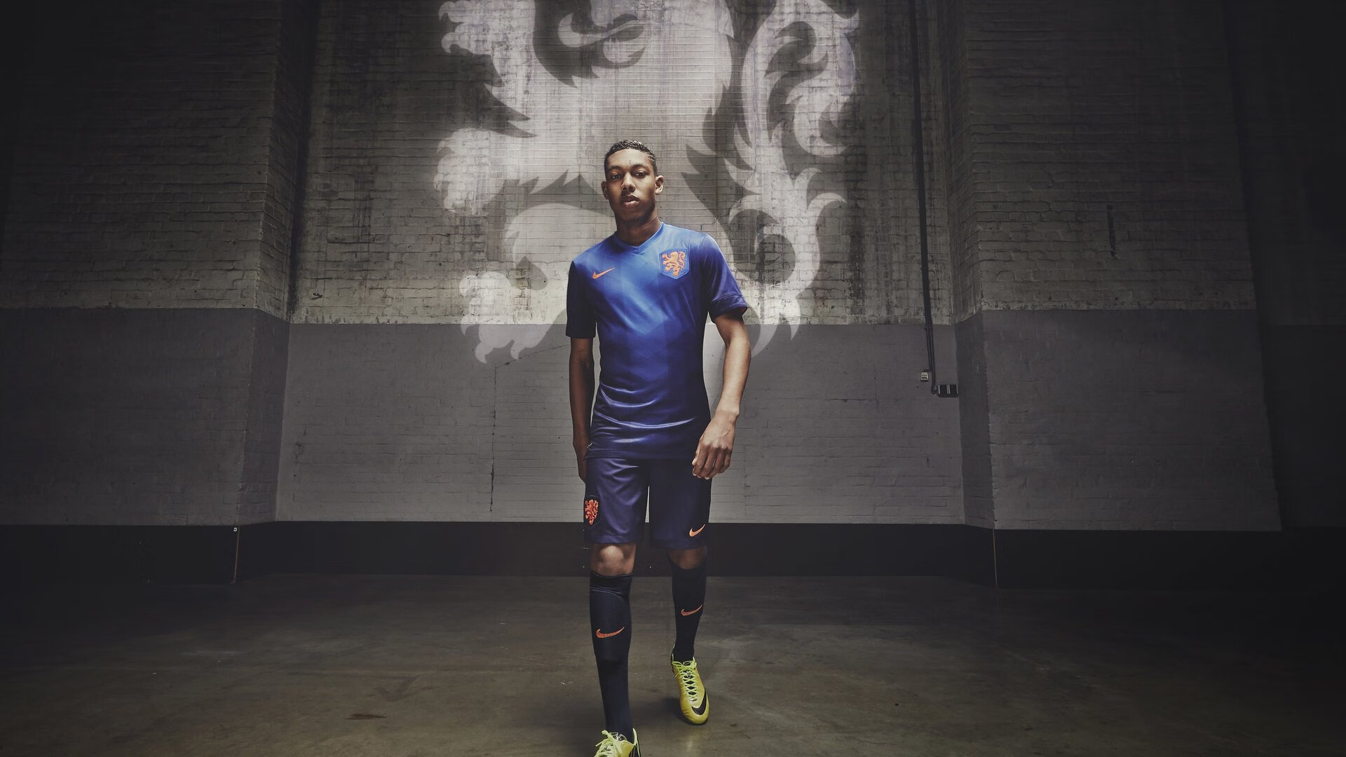 硬地风暴与红土野心,西西帕斯年终鏖战后的法网征途