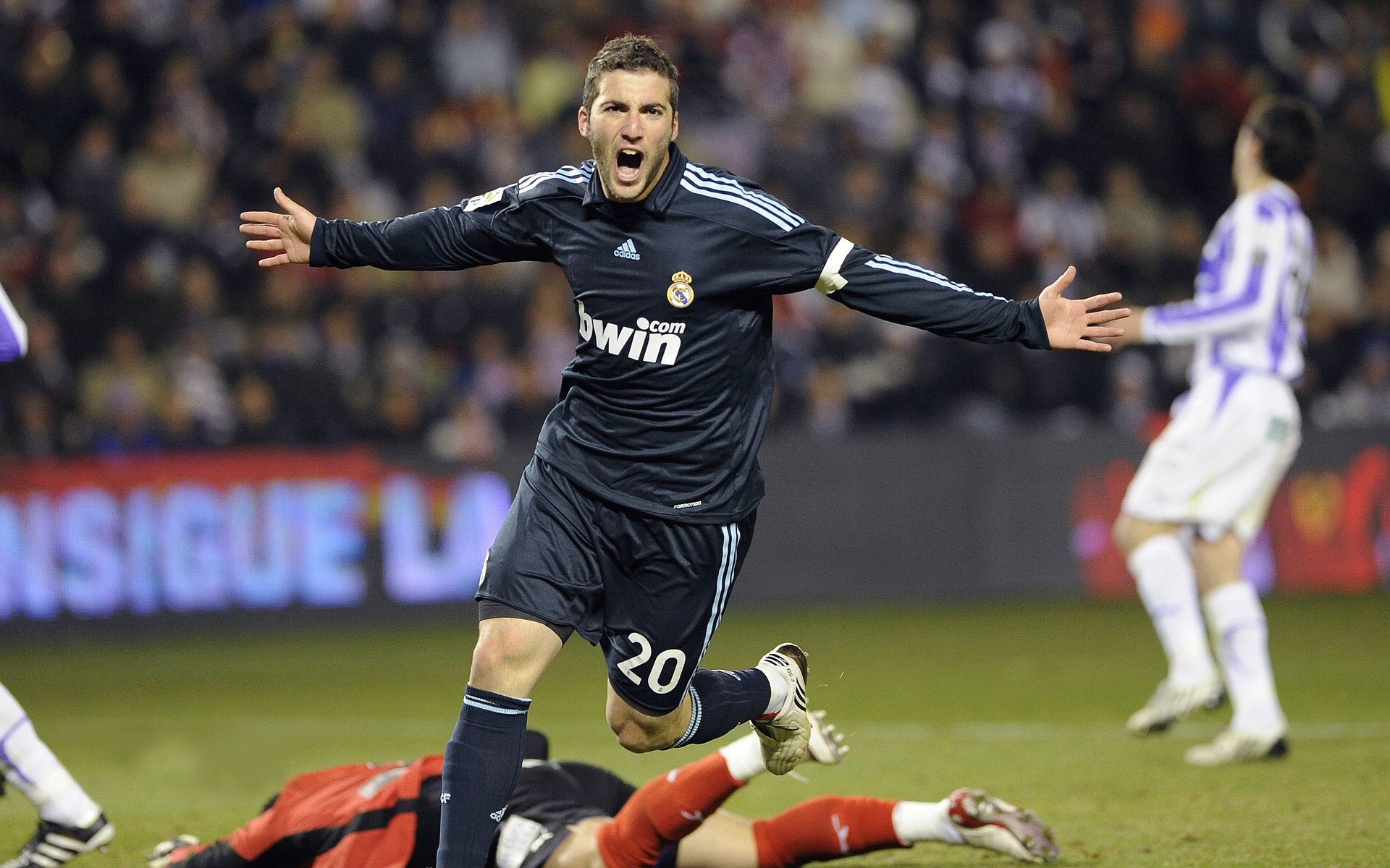 鏖战,蒂姆用最后火焰点燃年终总决赛的圣殿